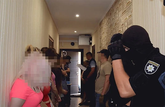 Polis porno film studiyasında əməliyyat keçirdi - VİDEO