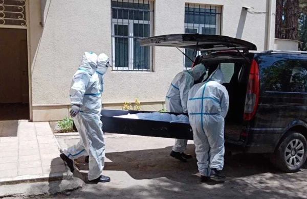 Azərbaycanda koronavirusdan ölən xəstəni polis dəfn etdi  - FOTOLAR