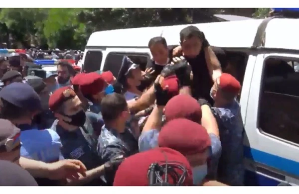 Polis deputatı döydü - ŞOK KADRLAR