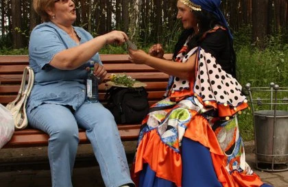 Qaraçılar cadunu necə təmizləyir - Qəbiristanlıqda...