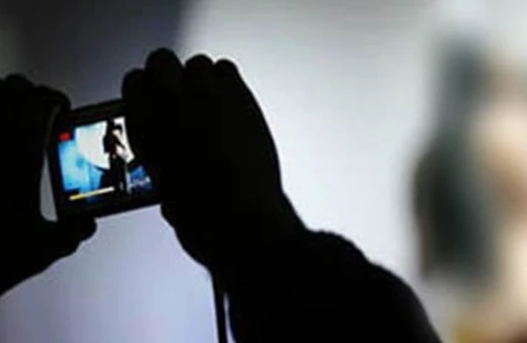 Məktəbli qız onu intim fotosu il hədələyən keçmiş sevgilisinə dərs verdi - FOTO