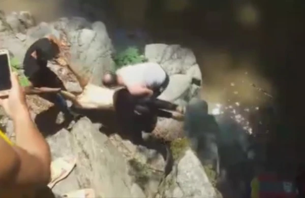 Oğlunun meyiti çaydan tapılan ata başına döyüb qışqırdı - Tükürpədici VİDEO