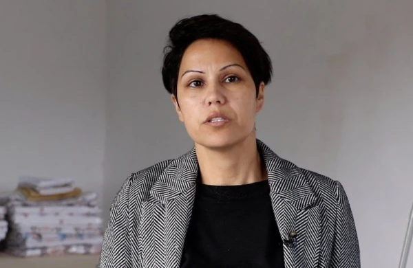 Azərbaycanda şok hadisə: Bələdiyyə sədri  qadın üzvün çimərlik fotosunu şəhərə yapışdırdı + FOTO