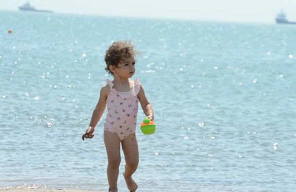 Bakıda pulsuz çimərlik istifadəyə verildi (FOTOLAR)