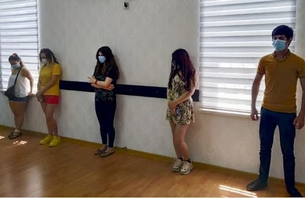 Azərbaycanda əməliyyat: Polis qızlarla oğlanları görün harda tutdu +VİDEO