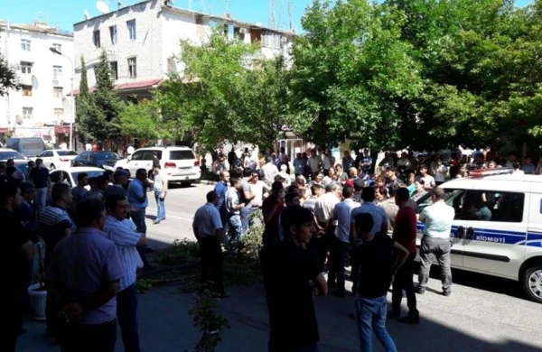 Bərdədə gərginlik: Sakinlər yolu bağladı (VİDEO)