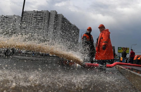 Moskvada güclü yağış 30-dan çox avtomobil ylunu su altında qoyub - VİDEO