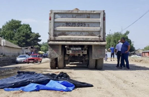 Dəhşətli qəzadan video: Meyit yolda qaldı