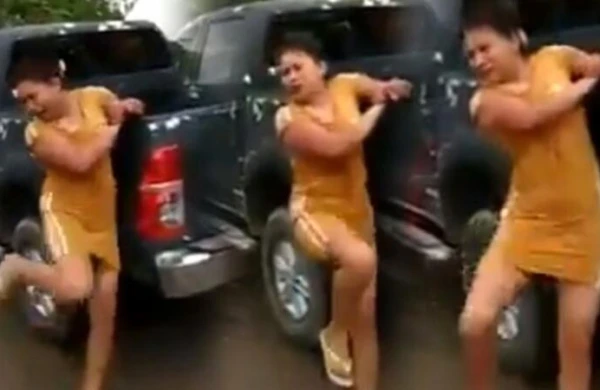 Qadının əllərini bağlayıb görün nə etdilər  - 18+ VİDEO