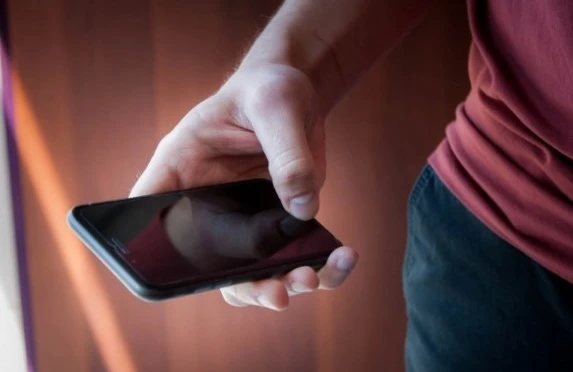 Küçədə gəzərkən telefonla danışmaq qadağan olundu