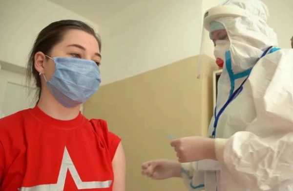 Bu şəxslərə koronavirus peyvəndi vuruldu — Görün nə oldu  