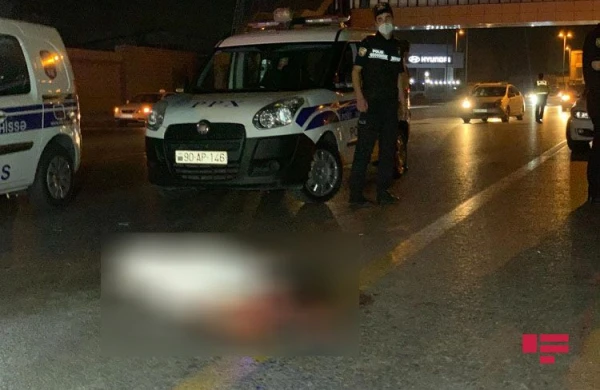 Bakıda yük avtomobili piyadanın üzərindən keçib - FOTO