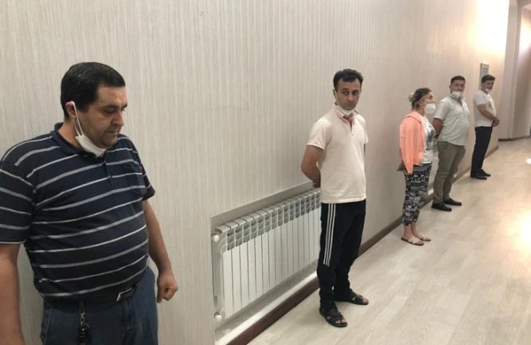 Bakıda şok anlar: Polis səs gələn bağa girdi,görün nə edirlər +VİDEO