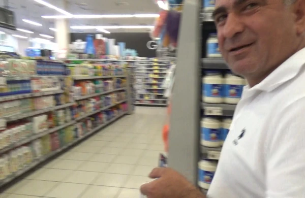 DİQQƏT! Polis marketdə sizi gizli belə çəkir  -  VİDEO!