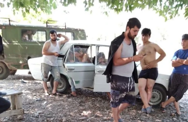 Kürün sahilində yarıçılpaq oğlanlar tutuldu  - FOTO