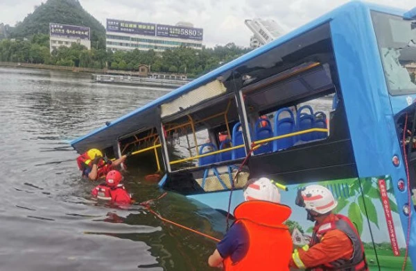 Məktəbli avtobusu su anbarına aşıb, 21 nəfər ölüb
