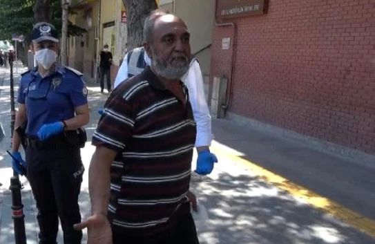 Maskanı çənəsinə taxdığı üçün polis cərimələdi: hirsindən özünü döydü - FOTO