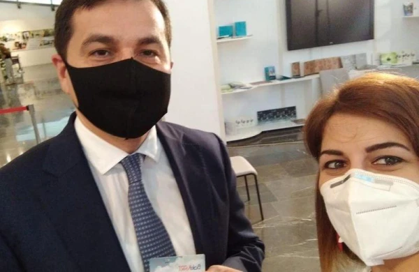 İlham Əliyevin köməkçisi sözünün üstündə durdu — Avtobus kartını göstərdi