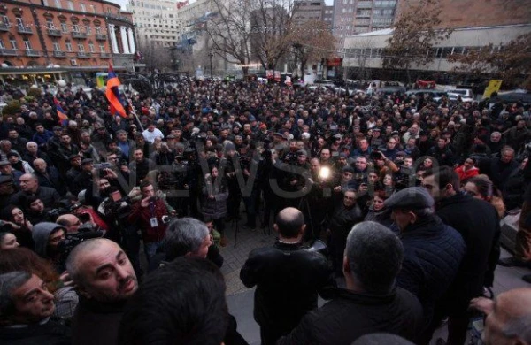 SON DƏQİQƏ! Ermənistanda ara qarışdı: Küçələrə axışırlar 