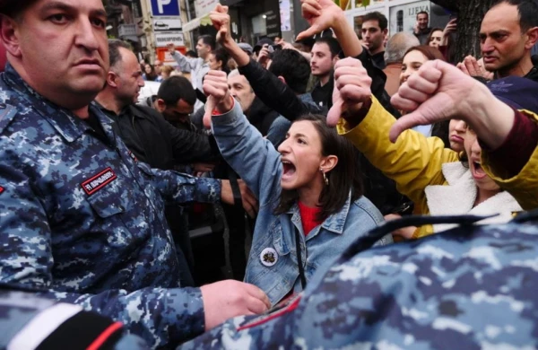 Ermənistanda əsgər anaları TƏŞVİŞDƏ: “Övladlarımızdan xəbər ala bilmirik”
