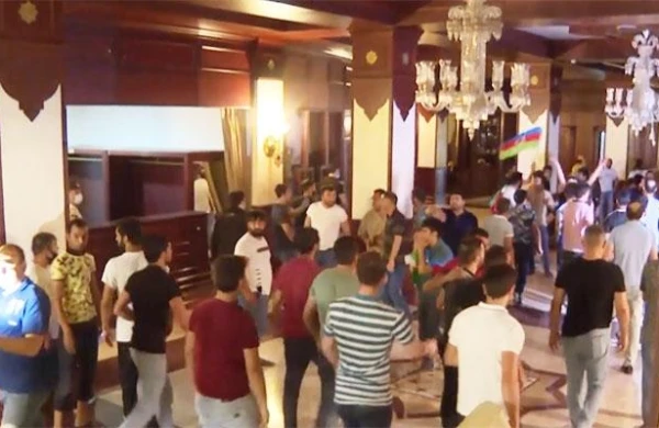 Milli Məclisə basqın edənlər kim olub?  —  Hadisənin şok görüntüsü