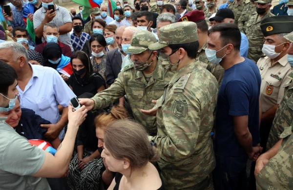 Generalın dəfnində duyğulu anlar: İlham Əliyev Zakir Həəsnova zəng etdi  (VİDEO)