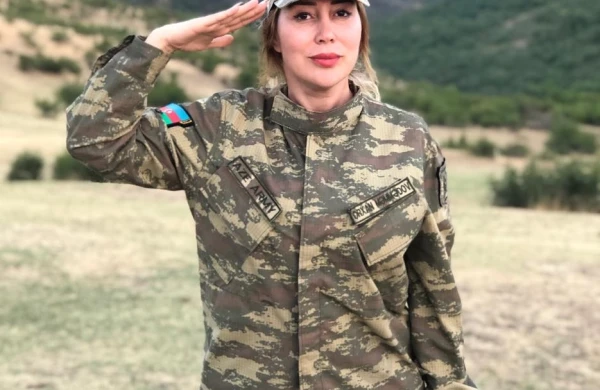 Həkim hərbi forma  geyinib əsgərə salam göndərdi  —  Qürurverici VİDEO