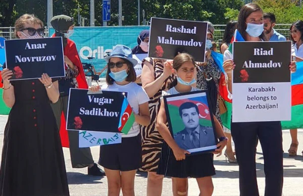 Şəhid qızı BMT binası qarşısında bəyanat verdi - FOTO