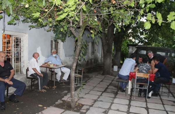 Gizli fəaliyyət göstərən çayxananın Səhiyyə Nazirliyinin balansında olduğu məlum olub