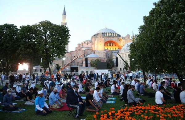 Türkiyədə tarixi gün: 86 ildən sonra Ayasofyada namaz qılındı