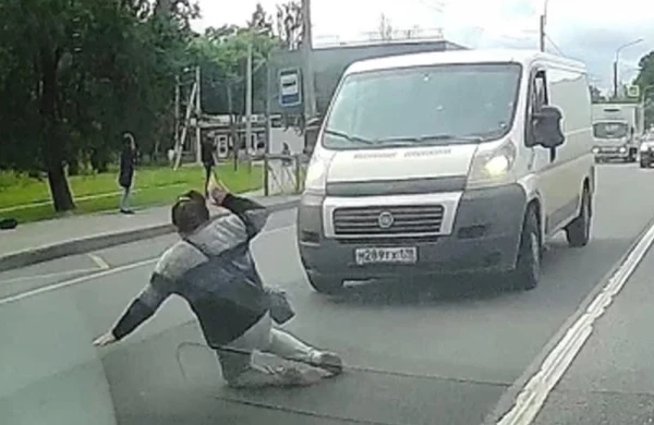 Yolu qadağan edilmiş yerdən keçən qadın ölümdən son anda xilas oldu - VİDEO
