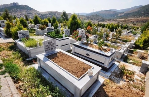 Ana şəhid olan oğlunun məzarında basdırılmağı vəsiyyət edir.Məzarçı qəbiri açdıqda, qışqırıb qaçdı.