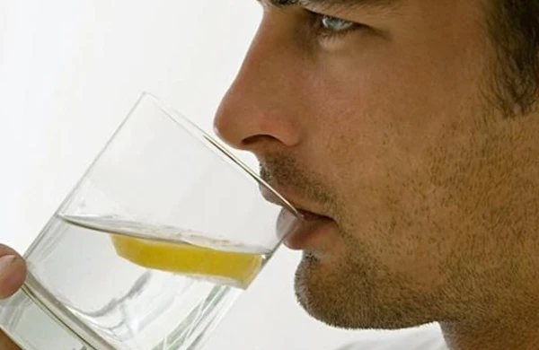 Hər gün limonlu su için. Orqanizminiz buna görə sizə çox minnətdar olacaq!