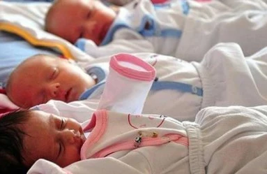 20 yaşlı qadın 6 uşaq doğdu