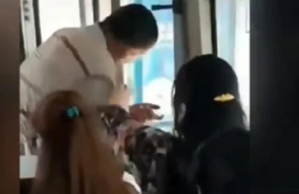 Bakıda qadın ona sataşan KİŞİNİ DÖYDÜ - VİDEO