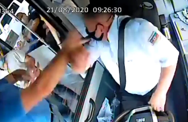 Bakıda avtobusda dava: "Maskanı taxın" deyən sürücü döyüldü - VİDEO