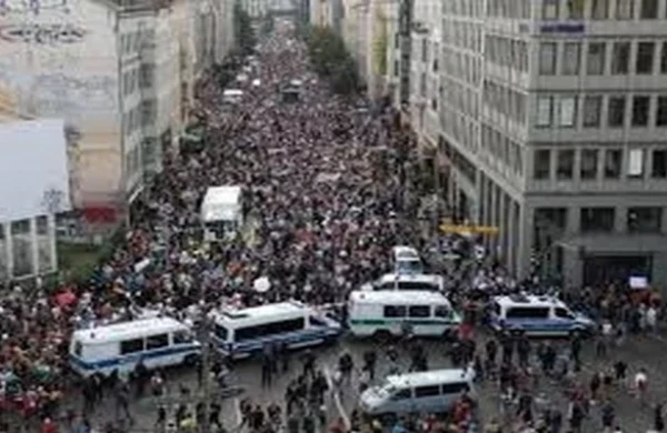 Berlindəki etirazçılar Rusiya səfirliyini mühasirəyə aldılar : şok tələb