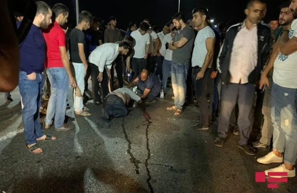 Sumqayıt yolunda dəhşət: Al qanın içərisində küçədə qaldı (Video)