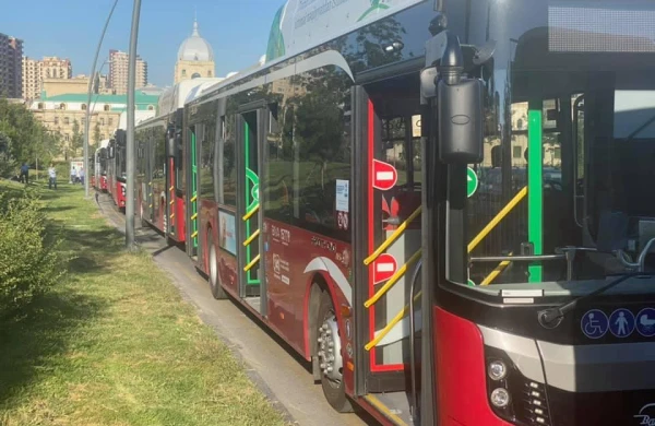 Metronun qarşısından hərəkət edəcək əlavə avtobuslar xəttə buraxılır - FOTO