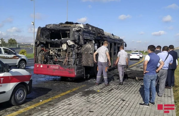 SON DƏQİQƏ! Bakıda sərnişin  avtobusu yandı - Hadisə yerindən video