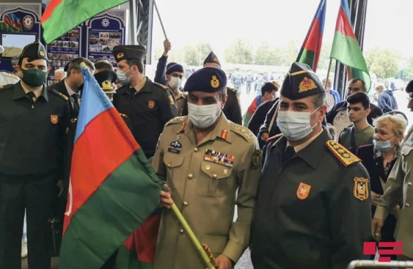 Pakistanın Qərərgah rəisi Azərbaycan bayrağına sarıldı  — Moskvada mühüm görüş