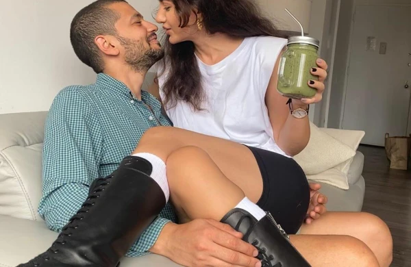 Azərbaycanlı aparıcı ərinin qucağında elə poza verdi ki... - FOTO
