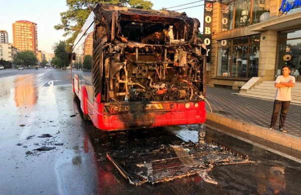 Bakıda qorxulu anlar: Sərnişin avtobusu yandı