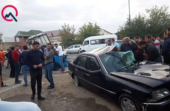 Biləsuvarda “Mercedes” traktorla toqquşdu, yaralılar var