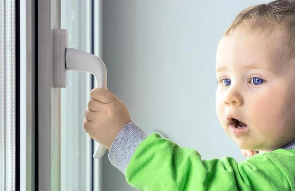 Onlayn dərs keçən müəllimin uşağı 7-ci mərtəbədən YIXILIB ÖLDÜ - FOTO