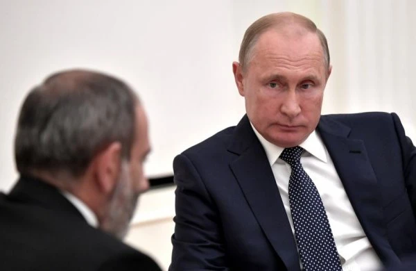 Paşinyan dayanmadan Putinə zəng edir