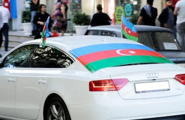 Maşınlar üçün BAYRAQ QADAĞASI: Avtomobillərdən asılan bayraqlarımız niyə yığışdırılır? – DYP-dən izahat/VİDEO