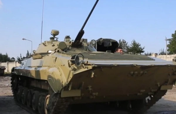 Azərbaycan düşmənin atıb getdiyi tankları rəngləyir