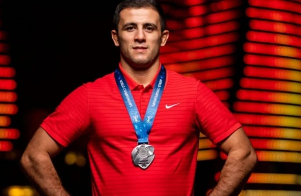 Azərbaycan güləşçisi qızıl medalını Ordu üçün hərraca çıxarır