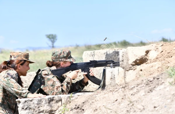 Ermənistan cəbhəyə qadınları göndərir